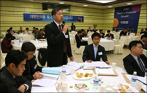 외환은행 노조와 직원을 대리해 참석한 김주영 변호사가 질의를 하고 있다. 